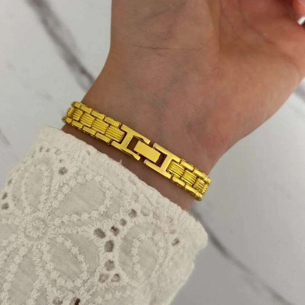 Sku:0285 cute gold red mini‎ watch with heart+in gift box the size is adjustable